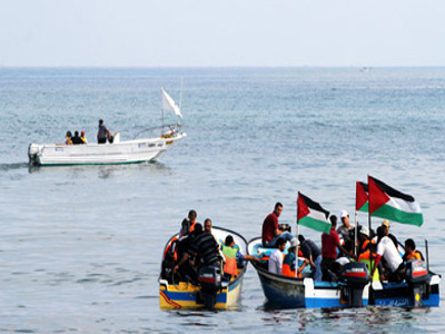 نجاة ثلاثة صيادين من الموت بعد استهدافهم من البحرية الإسرائيلية شمال غزة