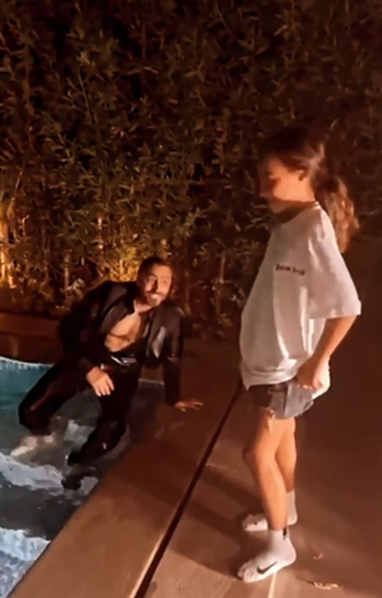 تامر حسني يسقط في حمام السباحة ..  «نجم الجيل» ضحية لابنته «تاليا»
