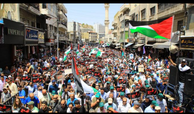 الأردنيون يهتفون لغزة من العاصمة عمان