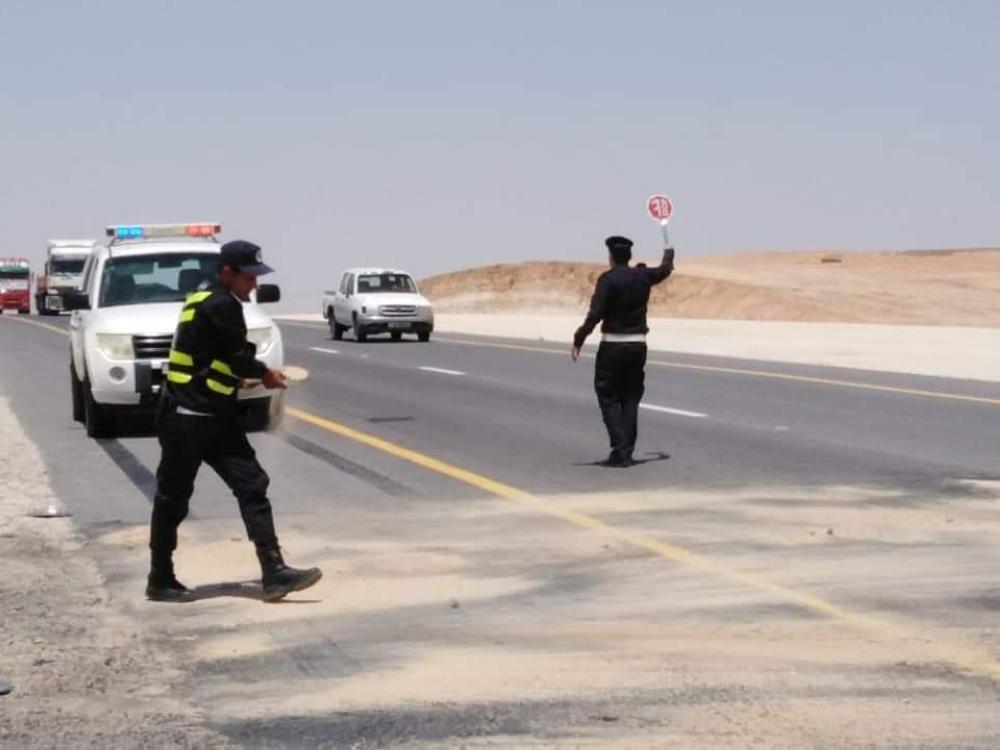 الدوريات الخارجية تضبط مركبتين تسيران بسرعة جنونية 