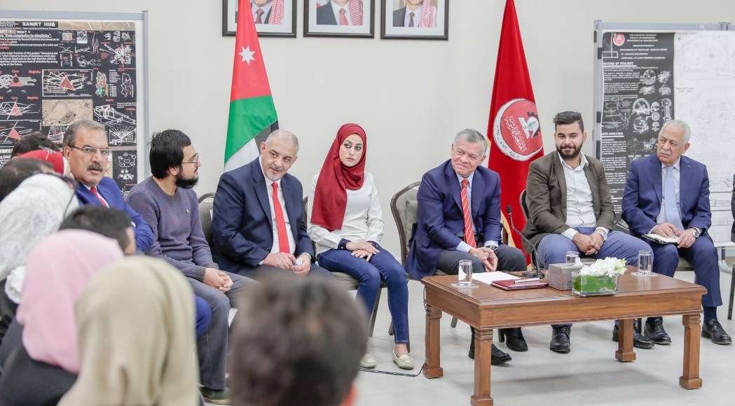 بالصور .. الملك يحاور طلبة الجامعة الهاشمية 