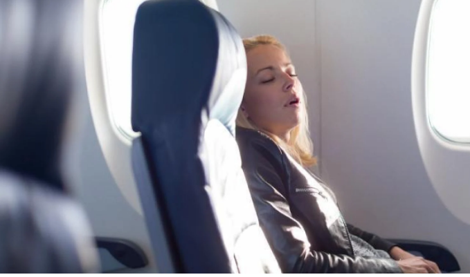 النوم أثناء إقلاع الطائرة: خطر يهدد صحتك