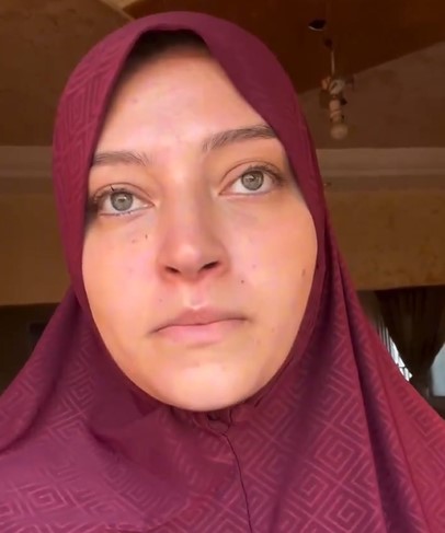 بالفيديو  ..  زوجة ابن اسماعيل هنية تنعاه بمقطع مصور في قطاع غزة 