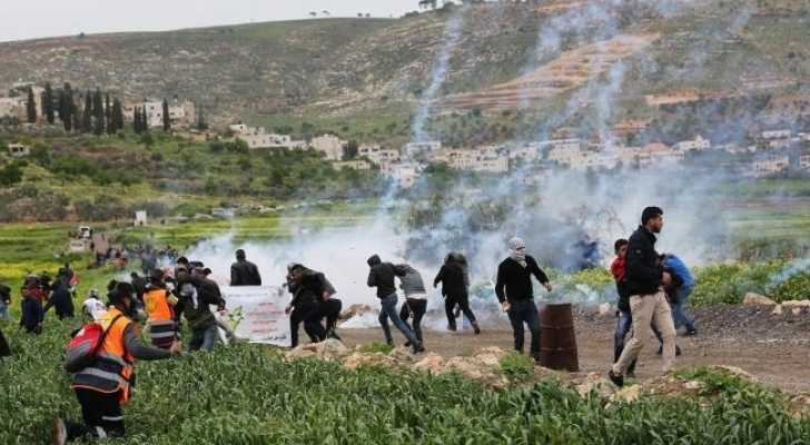 إصابة عشرات الفلسطينيين بمواجهات مع الاحتلال في دير جرير