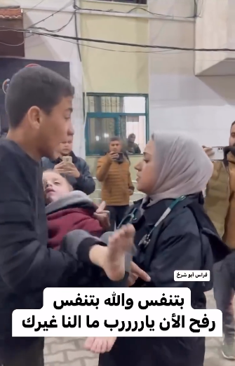 شاب من غزة ينقل شقيقه بعد إصابته " بيتنفس والله بيتنفس"