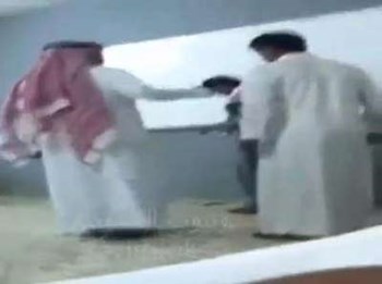 بالفيديو ..  معلم سعودي يستهلك وقت طلابه في تعليمهم "رقصة البطريق"