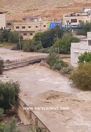 شاهد ارتفاع منسوب المياه في سيل الزرقاء واغلاق عدد من الطرق احترازيًا ..  اسماء