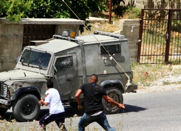 بالصور  ..  اقتحام قرية النبي صالح ومواجهات مع الشبان