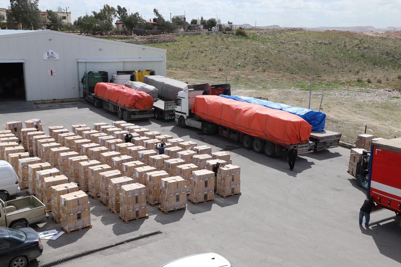 عبور 100 شاحنة أردنية جديدة من المساعدات الأردنية لأهلنا في غزة