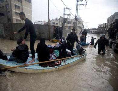 مئة مصاب وايواء حوالى أربعة آلاف فلسطيني غمرت مياه الامطار بيوتهم في غزة