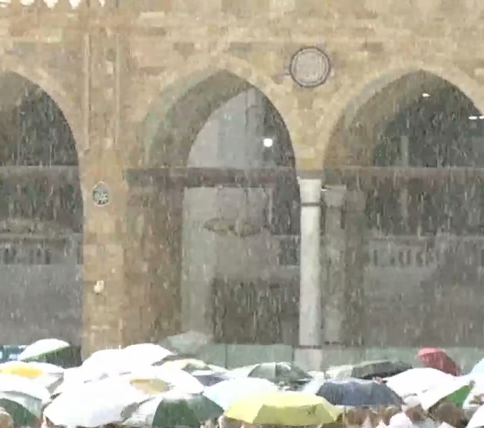 أمطار غزيرة تهطل على المسجد الحرام ومتوسطة على مشعر منى