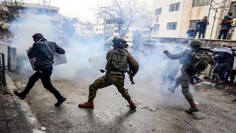 إصابة 3 فلسطينيين واختناق العشرات باقتحام قوات الاحتلال شرق نابلس