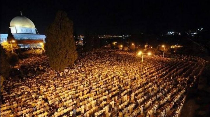 أكثر من ربع مليون مصل يحيون ليلة القدر بالمسجد الأقصى المبارك