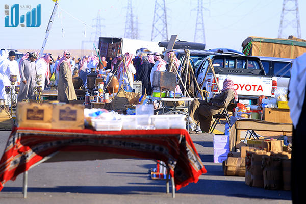 قطع نادرة تعرض على البسطات خارج أسوار الجنادرية