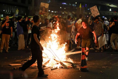 نتنياهو يتمسك برفض انسحاب الجيش من محور “فيلادلفيا” ويعتبره شريان حياة لـ “حماس” ..  واعتقالات بتل أبيب