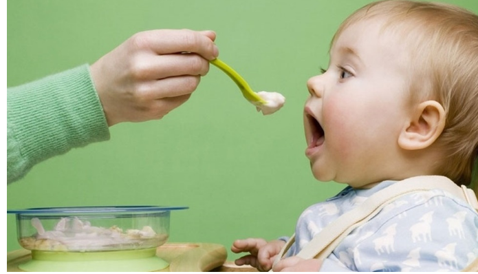 دراسة: إطعام الرضع بالملعقة يمكن أن يكون سيئا لنموهم