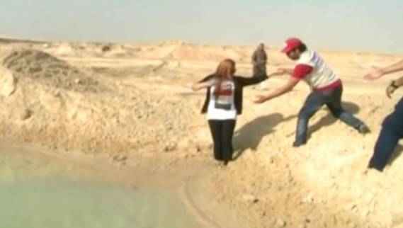 فيديو: مذيعة مصرية تسقط في موقع حفر قناة السويس