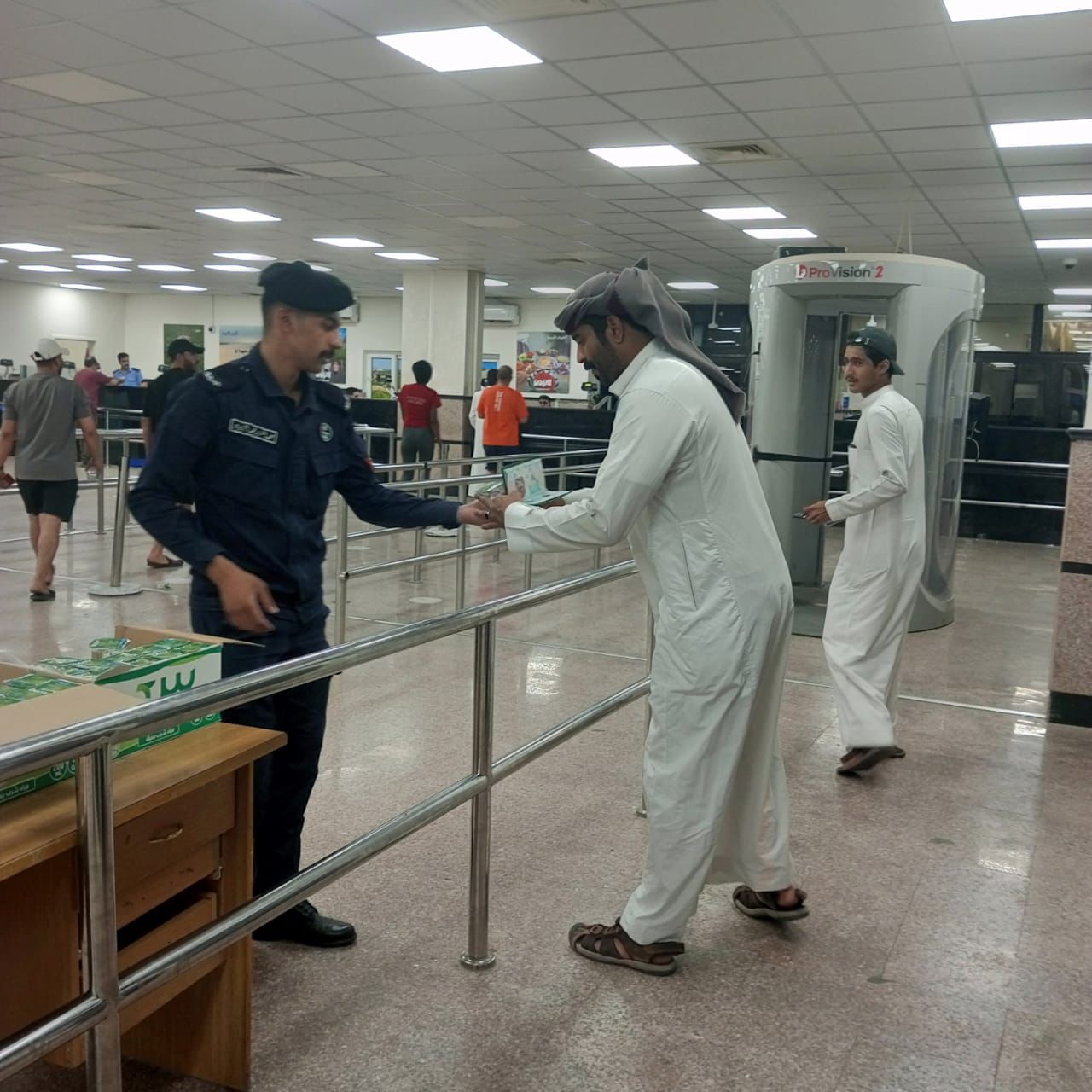شاهد بالصور كيف استقبل نشامى الأمن العام المسافرين على الحدود 