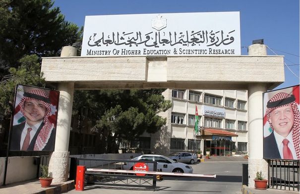 الكشف عن التخصصات الجامعية المتاحة للمسارين الاكاديمي والمهني