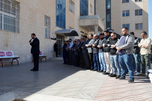 وقفة حداد وصلاة الغائب بجامعة عمان الاهلية على أرواح شهداء حادثة البحر الميت