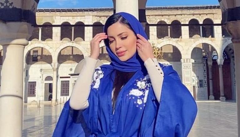 نسرين طافش تستقبل رمضان بإطلالة مختلفة ..  عباية وحجاب - صور