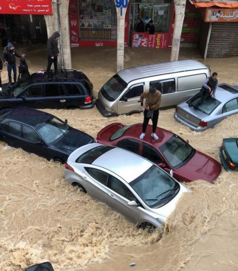 مطالبات باقالة عمدة عمان ومدير المدينة  ..  ومواطنون للامانة:"بدل ما تكرموا بولند اصرفوا الاموال لتطوير البنية التحتية"  