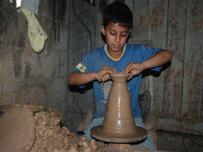 أصغر صانع للفخار بغزة ..  طفل في التاسعة