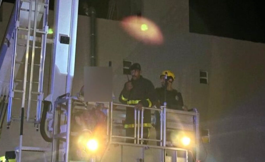 إخماد حريق في عُمان وإنقاذ 17شخصاً بالرافعة الهيدروليكية