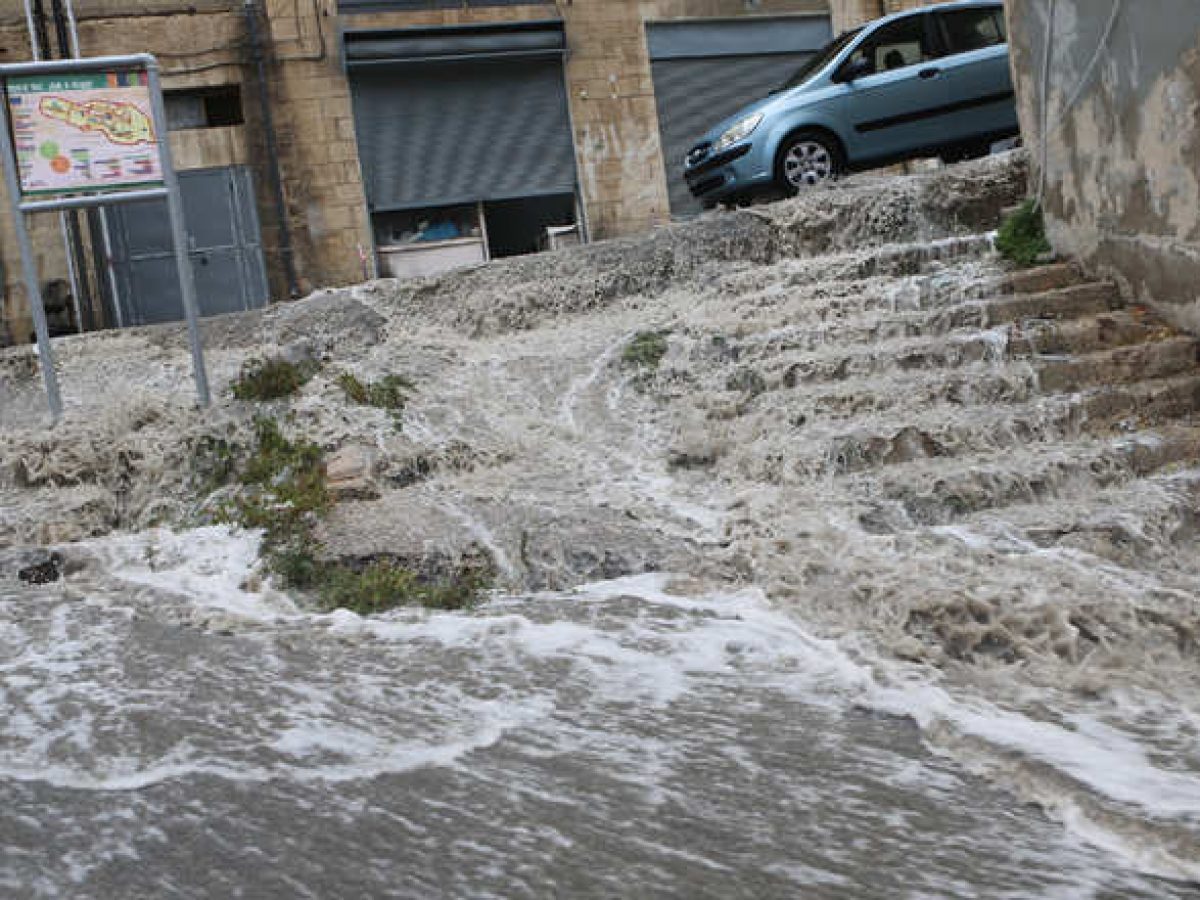 بالفيديو  ..  سيول قوية تعصف بشوارع الشونة الشمالية 