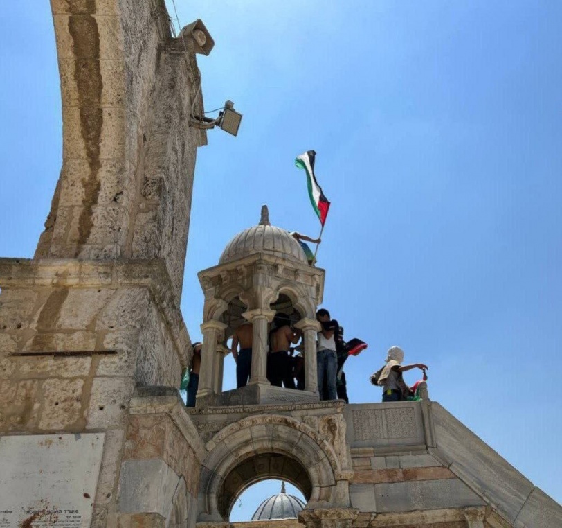 بالصور  ..  رفع علم فلسطين في المسجد الأقصى عقب انتهاء صلاة الجمعة