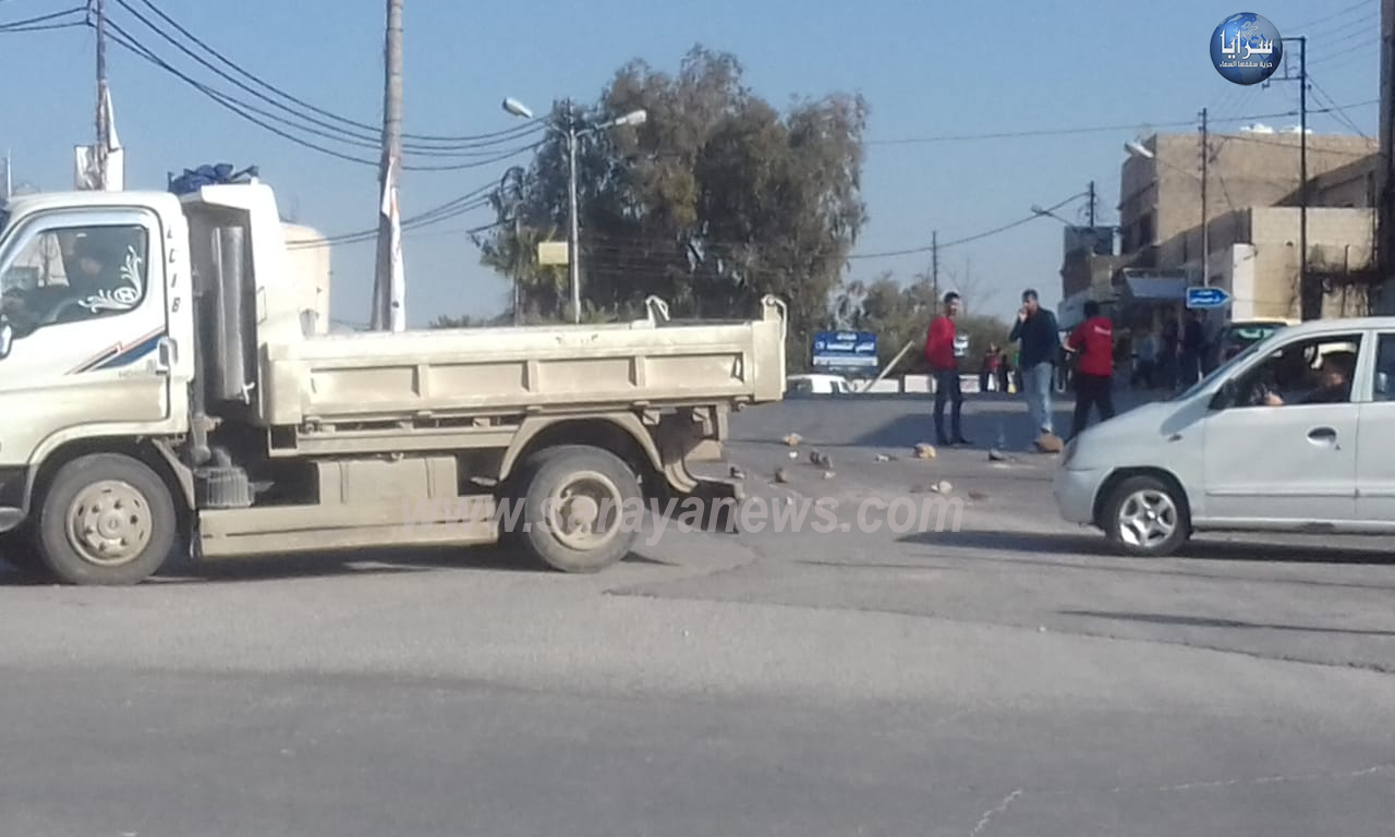 بالصور  .. اربد: محتجون يغلقون دوار البارحة بالحجارة