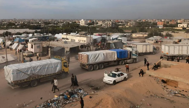 بالفيديو ..  مئات المستوطنين يعرقلون دخول المساعدات إلى غزة 