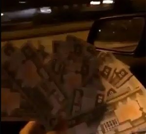 شاهد : كويتي يرمي من نافذة سيارته 1000 دينار لأنها "وسخ دنيا "