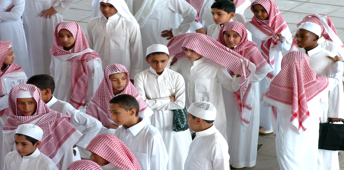 بالصور .. اعتداء على مدير مدرسة في جريمة عنف جديدة 