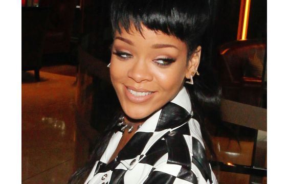  Rihanna من أقبح 10 مشاهير في العالم