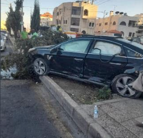 السير : حادث صدم مركبة بالجزيرة الوسطية بعمان