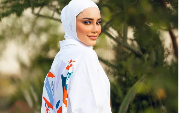 طرق تساعدك في ارتداء الحجاب بشكل عصري يمنحك إطلالة شبابية ..  استوحيها من مدونات الموضة