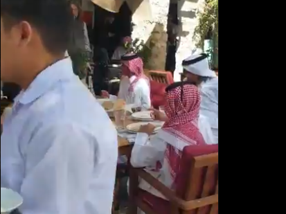 بالفيديو  ..  والد أمير قطر يظهر مع أحفاده في سوق شعبي