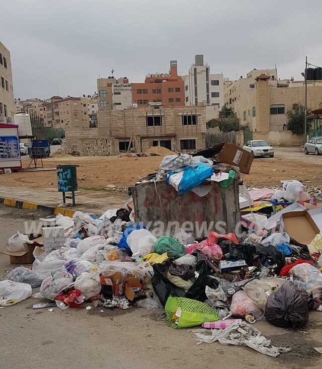 بالصور  ..  تراكم النفايات في شوارع الزرقاء وسط تردي البنية التحتية للمدينة