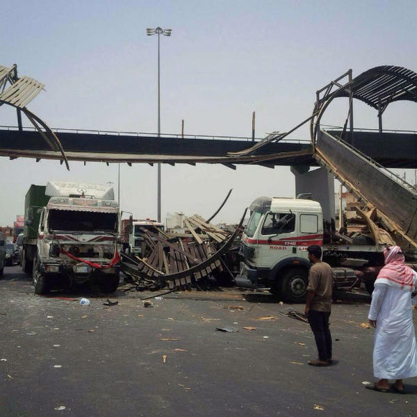 بالسعودية: انهيار كوبري مشاة على 3 سيارات في جدة .. صورة