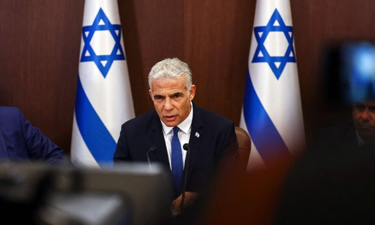 لبيد يتهم حكومة نتنياهو بخيانة الجيش وتقويض أمن "إسرائيل"
