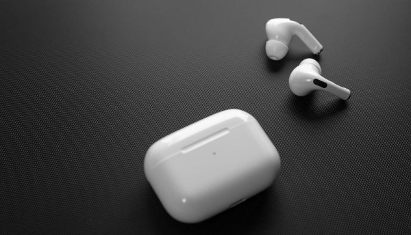 لهذا السبب ..  أبل تتخذ قرار صادم بشأن إنتاج سماعتها الذكية AirPods 