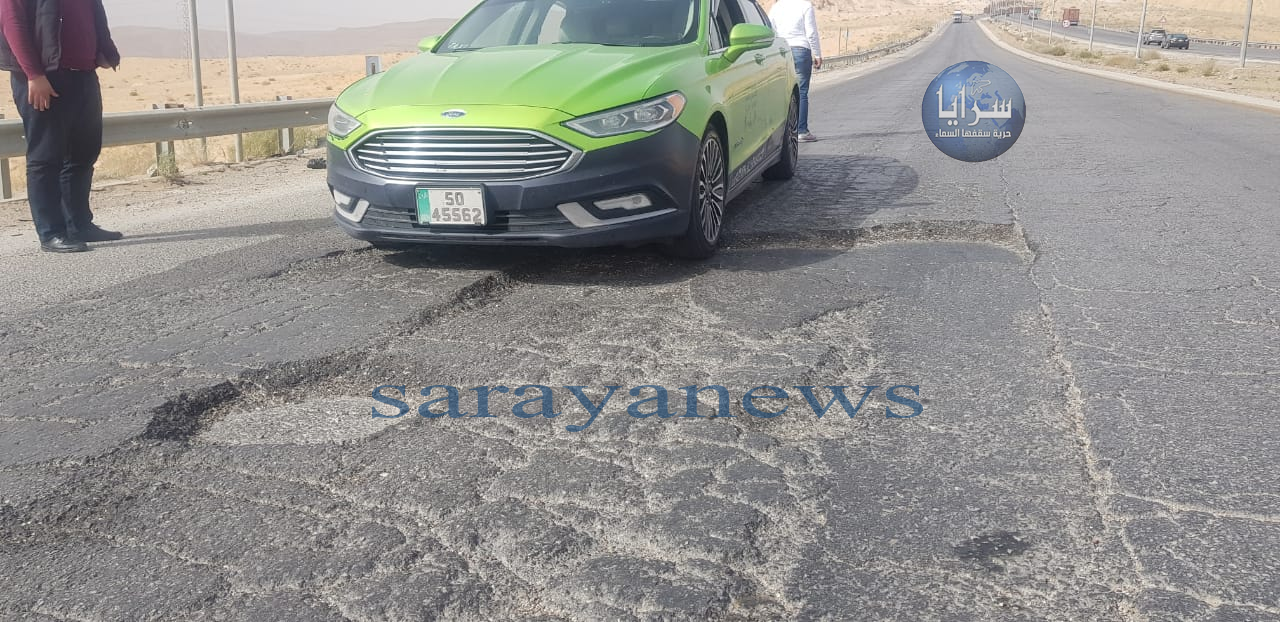 بالفيديو والصور ..  سائق تكسي بالعقبة يناشد وزير الاشغال الرأفه بالسائقين جراء تلف طريق النقب الصحراوي 