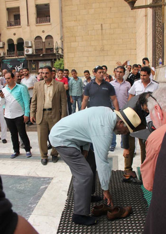 بالصور : النجم العالمي مورجان فريمان يخلع حذاءه قبل دخوله مسجد الحسين