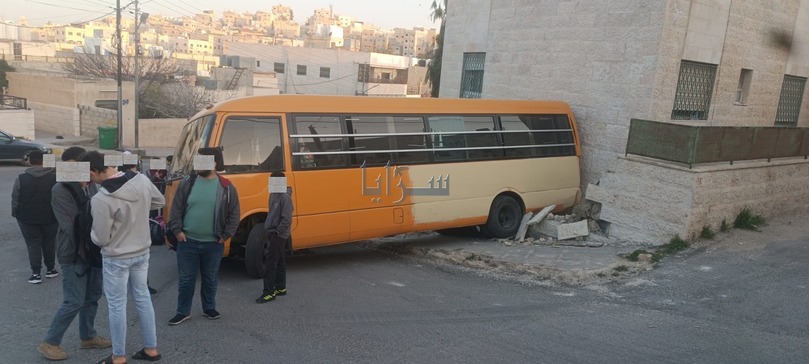 تدهور "باص" مدرسة صباح الخميس في منطقة خريبة السوق بالعاصمة عمان ..  صور