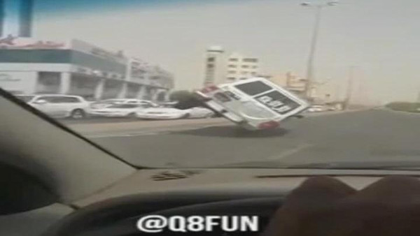 بالفيديو ..  متهور كويتي يقود سيارته على إطارين