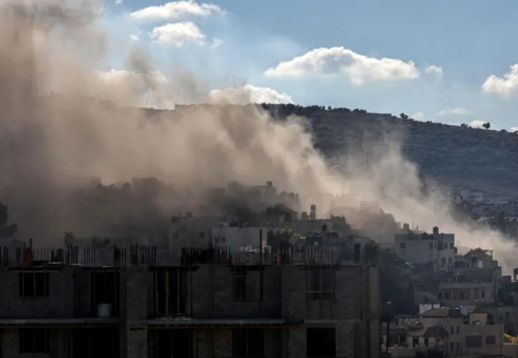 فلسطينيو الضفة يعيشون ظروفا "أشبه بالسجن"