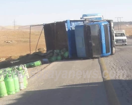  بالصور ..  انقلاب شاحنة محملة بأسطوانات الغاز على طريق اربد الزرقاء 