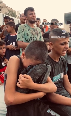 لم يتبقى من والده سوى "حذائه" ..  طفل فلسطيني يحتضن حذاء والده الشهيد (فيديو) 