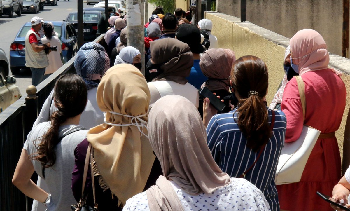 دولة عربية مجاورة تفرض عقوبات على "تصوير المعلمين و المعلمات" دون علمهم